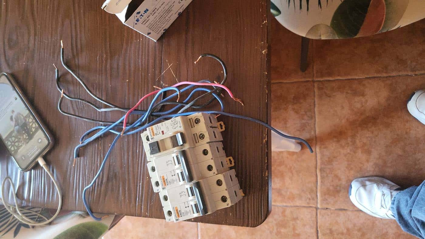 Instalación de magnetotérmicos Eaton sobre mesa antes del montaje en cuadro