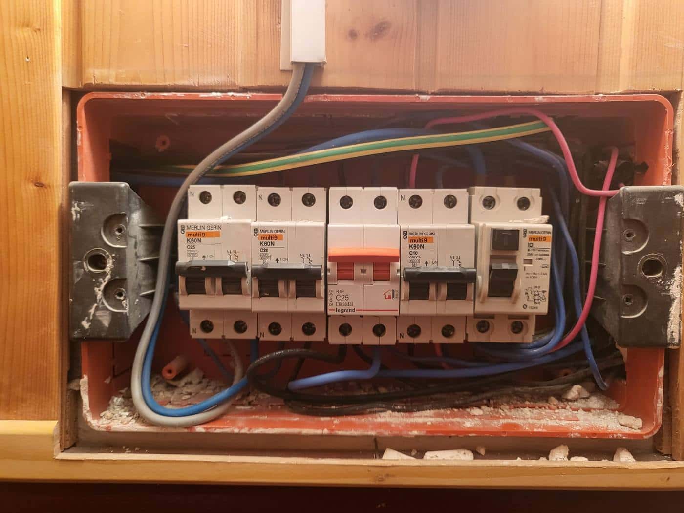 Cuadro eléctrico Merlin Gerin para vivienda particular con magnetotérmicos modulares