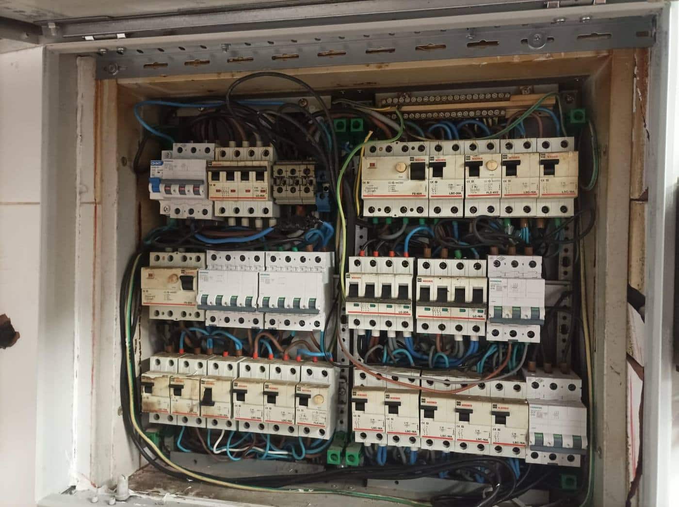 Cuadro eléctrico instalado por Electricistas Vigo con magnetotérmicos organizados