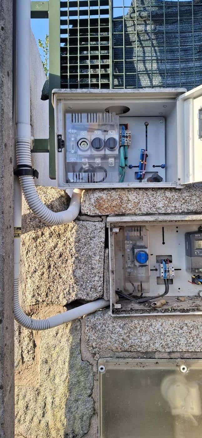 Cuadros eléctricos exteriores con contador y protección para vivienda unifamiliar