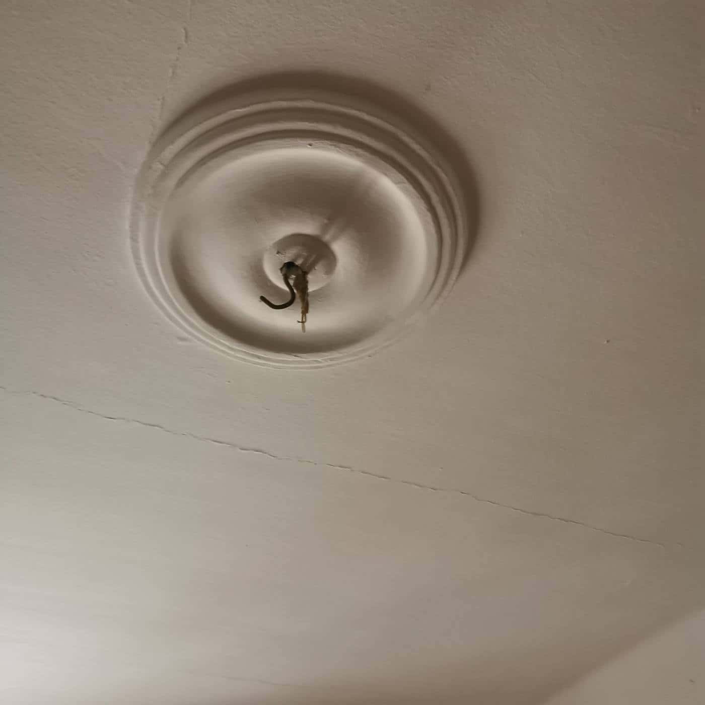Punto de luz preparado en techo con roseta para nueva instalación