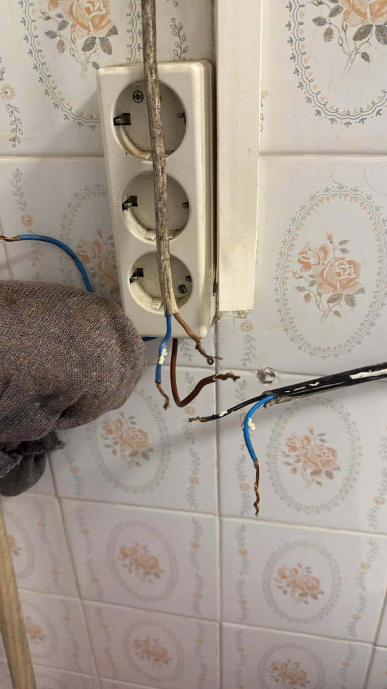 Reparación urgente de enchufe quemado con cableado dañado